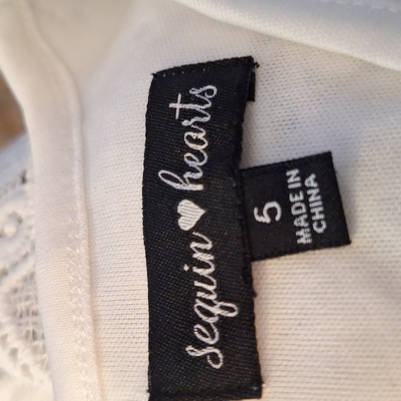 Sequin Heart White Lace W/ Cap Sleeves&Keyhole Back.     Size 5 - Picture 7 of 8